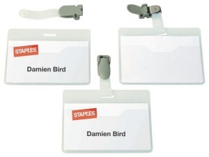 image of Staples Namensschild, Mit Drehbarem Clip, Kunststoff, Transparent, 90 x 60 mm, 25St. / Pg.